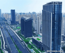 <b>这种“根本办事有进、增值办事按需定制”的运</b>